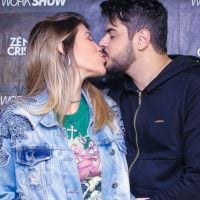 Sertanejo Cristiano beija e tieta barriga de gravidez de Paula Vaccari em show
