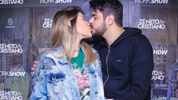 Sertanejo Cristiano beija e tieta barriga de gravidez de Paula Vaccari em show