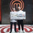 'MasterChef Brasil': Rodrigo Massoni posa segurando prêmio em cheque