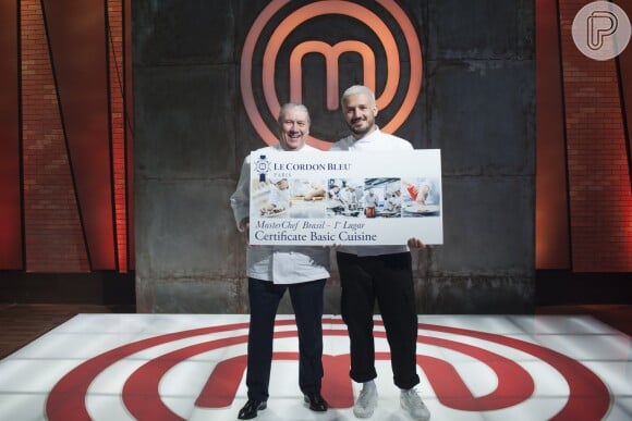 'MasterChef Brasil': Rodrigo Massoni posa segurando prêmio em cheque