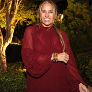 Adriane Galisteu aposta em vestido vinho oversized em evento nesta terça-feira, dia 27 de agosto de 2019