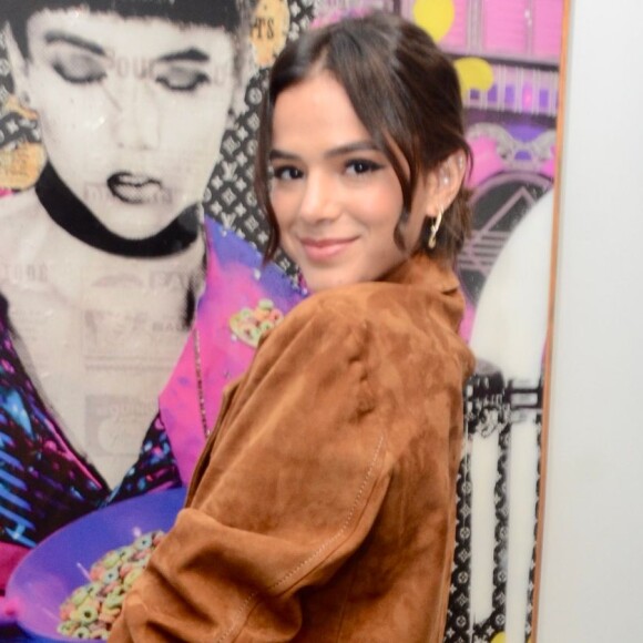 Só de toalha! Bruna Marquezine ganha elogios com foto sem roupas postada por fotógrafo Mario Testino nesta quarta-feira, dia 28 de agosto de 2019