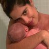 Camilla Camargo encantou ao mostrar foto no banho com o filho, Joaquim, de 1 mês