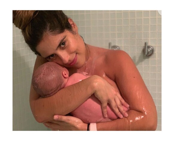 Camilla Camargo encantou ao mostrar foto no banho com o filho, Joaquim, de 1 mês