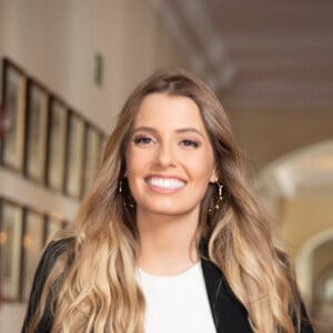 Paola Antonini combina saia de couro com blazer em evento de beleza nesta quinta-feira, dia 29 de agosto de 2019