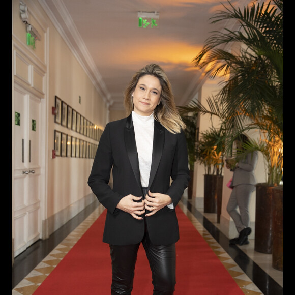 Fernanda Gentil usa calça de couro, blazer e scarpin em evento de beleza nesta quinta-feira, dia 29 de agosto de 2019