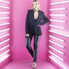 Giovanna Lancellotti usa blazer com franjas em calça de couro em evento de beleza nesta quinta-feira, dia 29 de agosto de 2019