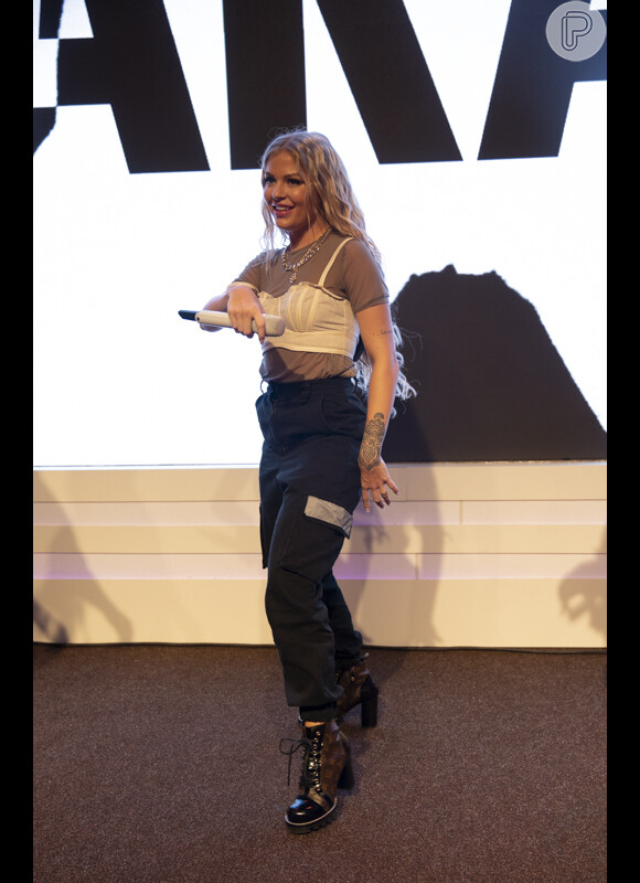 Luísa Sonza aposta em calça jogger com bota Louis Vuitton em evento de beleza nesta quinta-feira, dia 29 de agosto de 2019