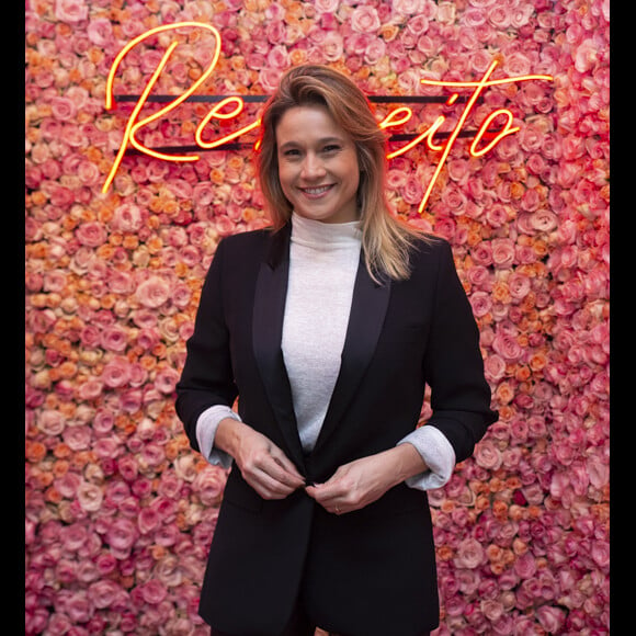 Fernanda Gentil aposta em blazer em evento de beleza nesta quinta-feira, dia 29 de agosto de 2019