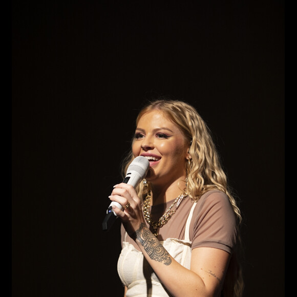 Luísa Sonza aposta em top por cima de blusa em evento de beleza nesta quinta-feira, dia 29 de agosto de 2019