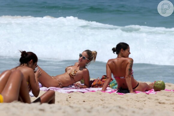 Yasmin Brunet reforça bronzeado na praia de Ipanema, no Rio