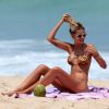 Yasmin Brunet exibe corpo enxuto e bronzeado na praia