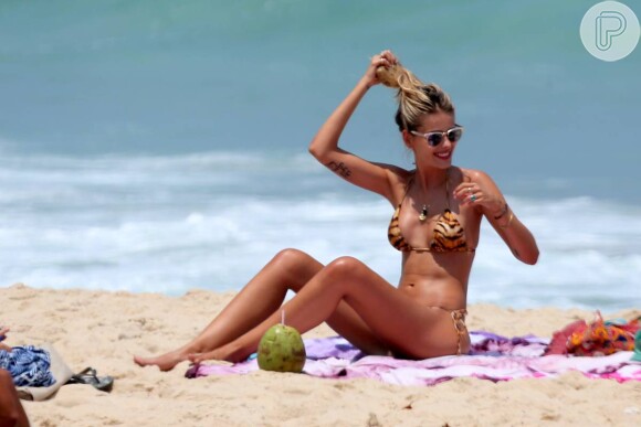 Yasmin Brunet exibe corpo enxuto e bronzeado na praia