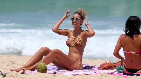 Yasmin Brunet aproveita dia de sol na praia de Ipanema, Zona Sul do Rio