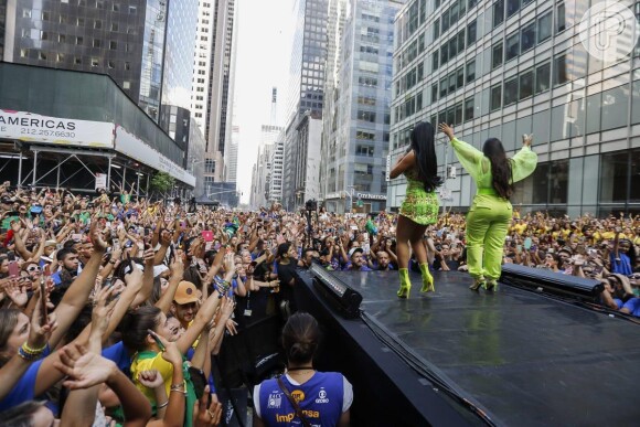 Simone e Simaria arrastam multidão em show em Nova York