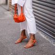 A sandália de tiras bem finas é uma das principais tendências de moda do momento