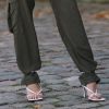 A delicada e minimalista sandália de tiras pode ser usada com looks mais irreverentes, como o macacão frentista