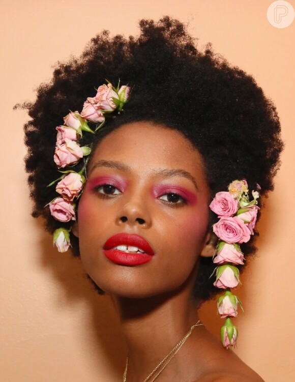 Maquiagem rosa: a cor é uma boa opção para apostar em um visual monocromático para festas