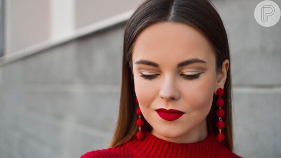 Maquiagem para festa: batom vermelho é clássico e traz sensualidade à produção