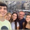 Gugu Liberato apareceu em foto com os filhos e a mulher durante viagem de férias