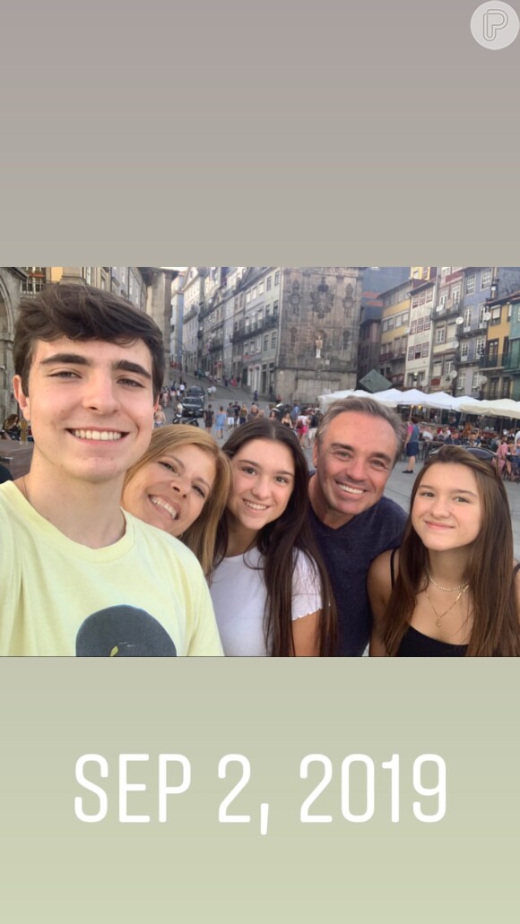 Gugu Liberato apareceu em foto com os filhos e a mulher durante viagem de férias