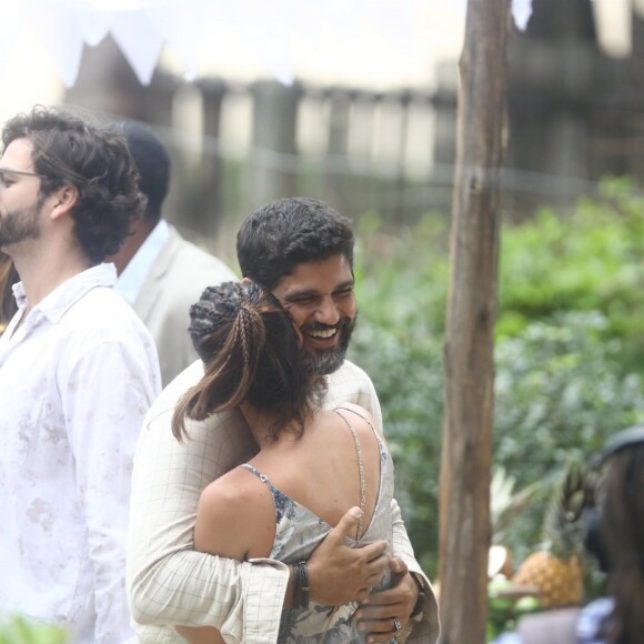 Carol Castro dá abraço em Bruno Cabrerizo, com quem vive romance na vida real e na ficção