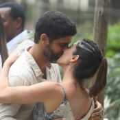 Amor de ficção e vida real: Carol Castro e Bruno Cabrerizo se beijam em gravação