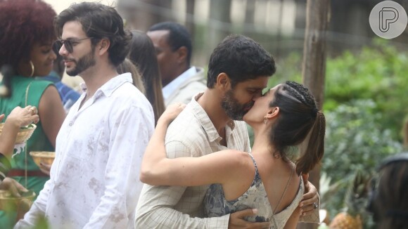 Carol Castro e Bruno Cabrerizo, juntos na vida real, trocam beijos em gravação de novela nesta quarta-feira, dia 04 de setembro de 2019