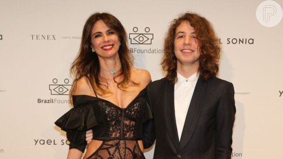 Filho de Luciana Gimenez, Lucas Jagger adere a unhas coloridas como Simaria mostrou em vídeo no Instagram