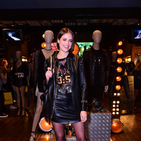 Para completar o look todo preto de Agatha Moreira, coturno e meia-calça