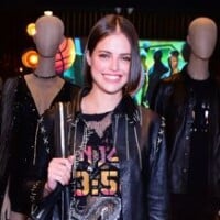 Look rocker! Agatha Moreira aposta em saia e jaqueta de couro em evento de moda
