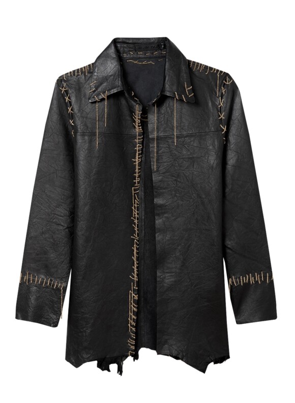 A jaqueta preta de couro usada por Agatha Moreira é, na verdade, uma camisa: no site da Johon John, a peça custa R$ 3.698