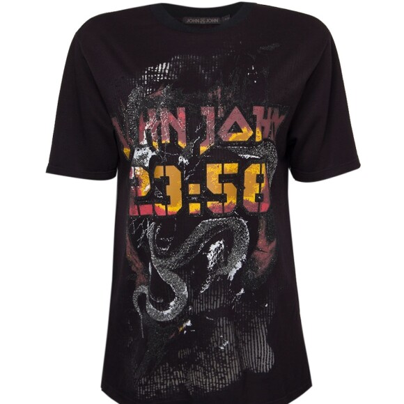 A t-shirt estampada usada por Agatha Moreira custa R$ 398 no site da Jhon Jhon
