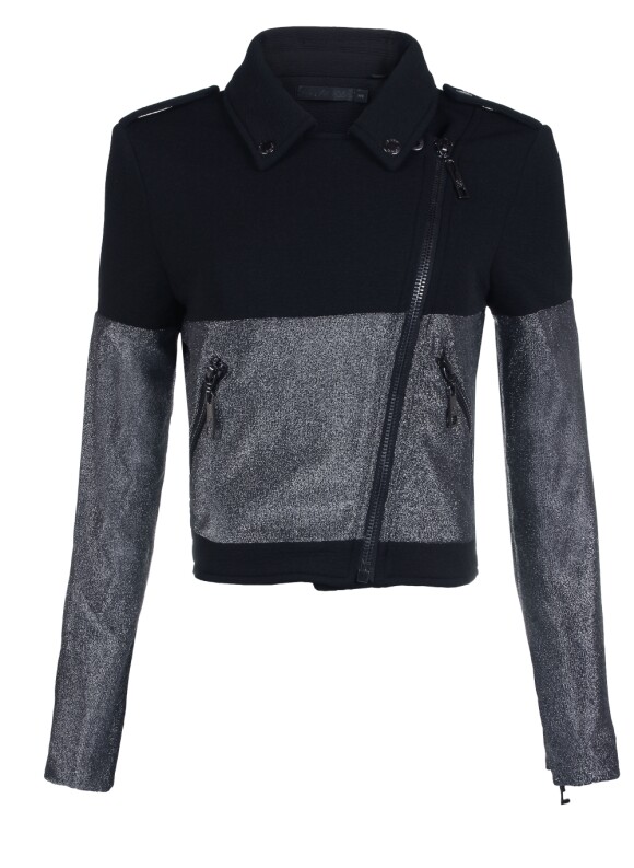 A jaqueta metalizada usada por Monica Benini, esposa de Junior Lima, custa R$ 898 no site da marca