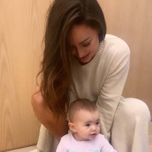 Filha de Sabrina Sato, Zoe roubou a cena com uma cauda de sereia colorida