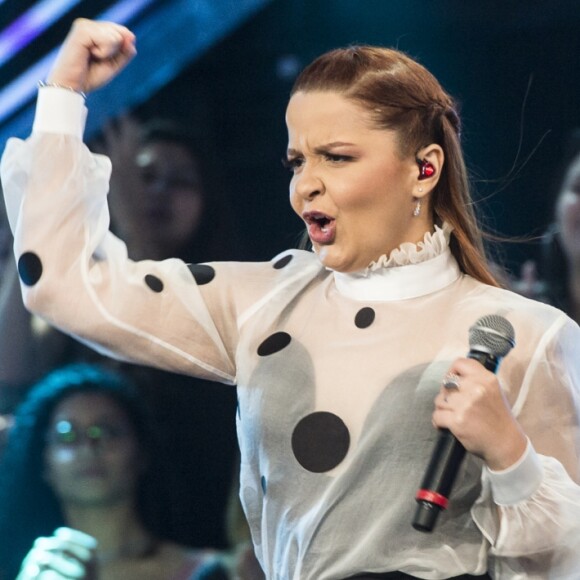 Maiara comemora calça folgada após perder 11kg