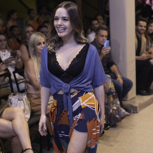 Thaeme Mariôto deixou pernas à mostra em desfile em São Paulo