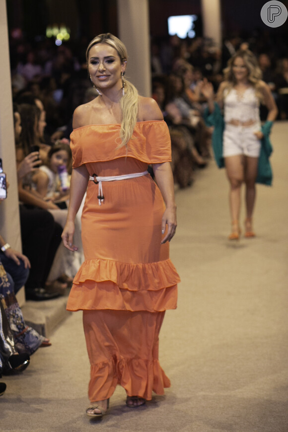 Ex-bbb Letícia Santiago desfilou na 12ª edição do Proação Fashion Day em São Paulo