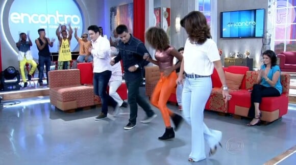 Fátima Bernardes arrisca dança do passinho no 'Encontro' com Dream Team