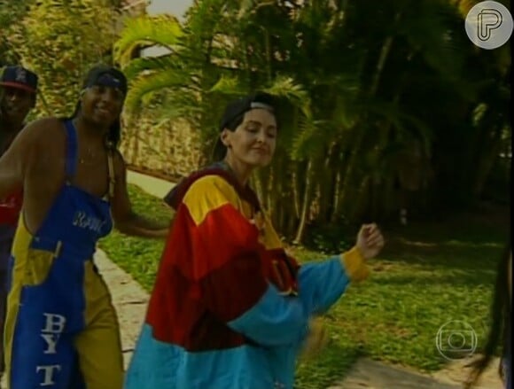 Fátima Bernardes dança funk no 'Fantástico' durante reportagem com o grupo You Can Dance, do programa da Xuxa, em 1994