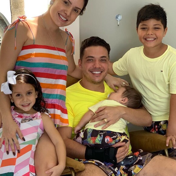 Wesley Safadão se divertiu na comemoração de aniversário com a mulher, Thyane Dantas, e os filhos, Yhudy, Ysis e Dom