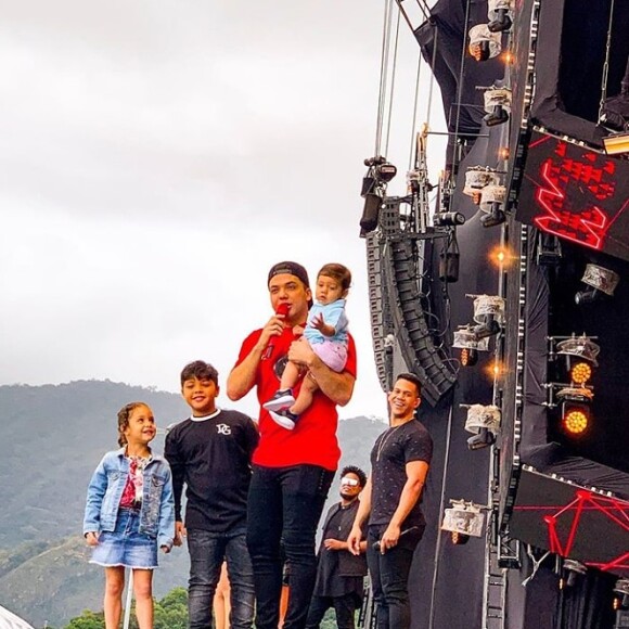 Wesley Safadão apareceu com o filho, Dom, no colo em festa