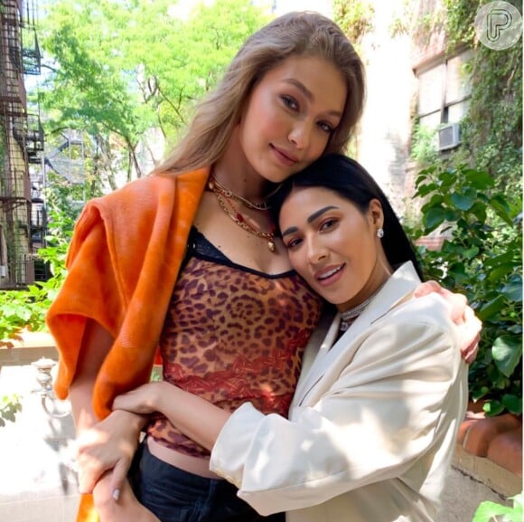 Simaria posou com a modelo Gigi Hadid durante sua passagem pela Semana de Moda de NY