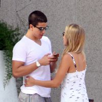 Enzo Celulari passeia com a namorada, a modelo Jéssica Günter, no Rio