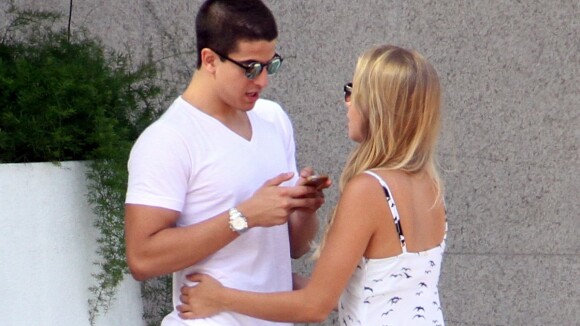 Enzo Celulari passeia com a namorada, a modelo Jéssica Günter, no Rio