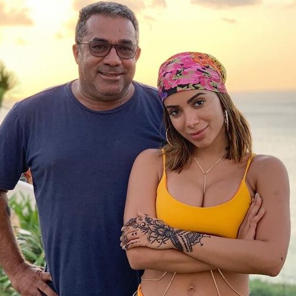 Mauro Machado, pai de Anitta, contou que o jatinho que os levava para um show da cantora em Santa Catarina passou por uma forte turbulência na hora da aterrissagem
