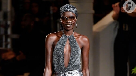O lenço também apareceu no desfile de Tommy Hilfiger, na Semana de Moda de Nova York