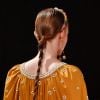 A grife Ulla Johnson aposta na tendência do efeito molhado nos cabelos e no arco de miçangas para o verão 2020