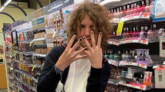 Lucas Jagger exibe unhas pintadas em cores diferentes em foto no Instagram