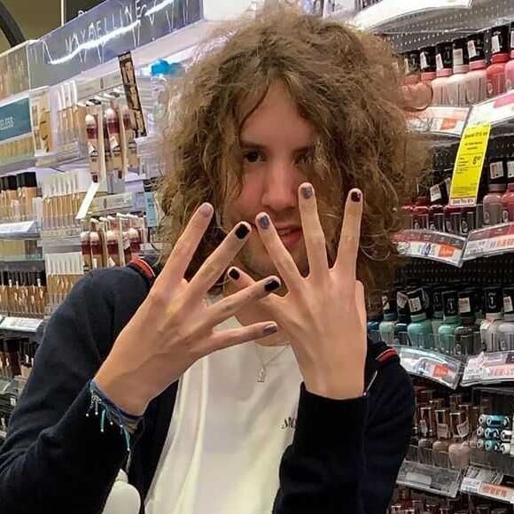 Lucas Jagger exibe unhas pintadas em cores diferentes em foto no Instagram